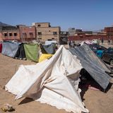 In Amizmiz werden Zelte aufgestellt, um Menschen zu schützen, die durch das Erdbeben ihr Zuhause verloren