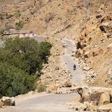Eine enge Straße im Erdbebengebiet, Marokkos