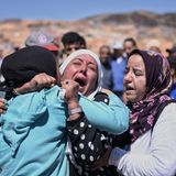Frauen weinen, während sie um die Opfer des Erdbebens trauern