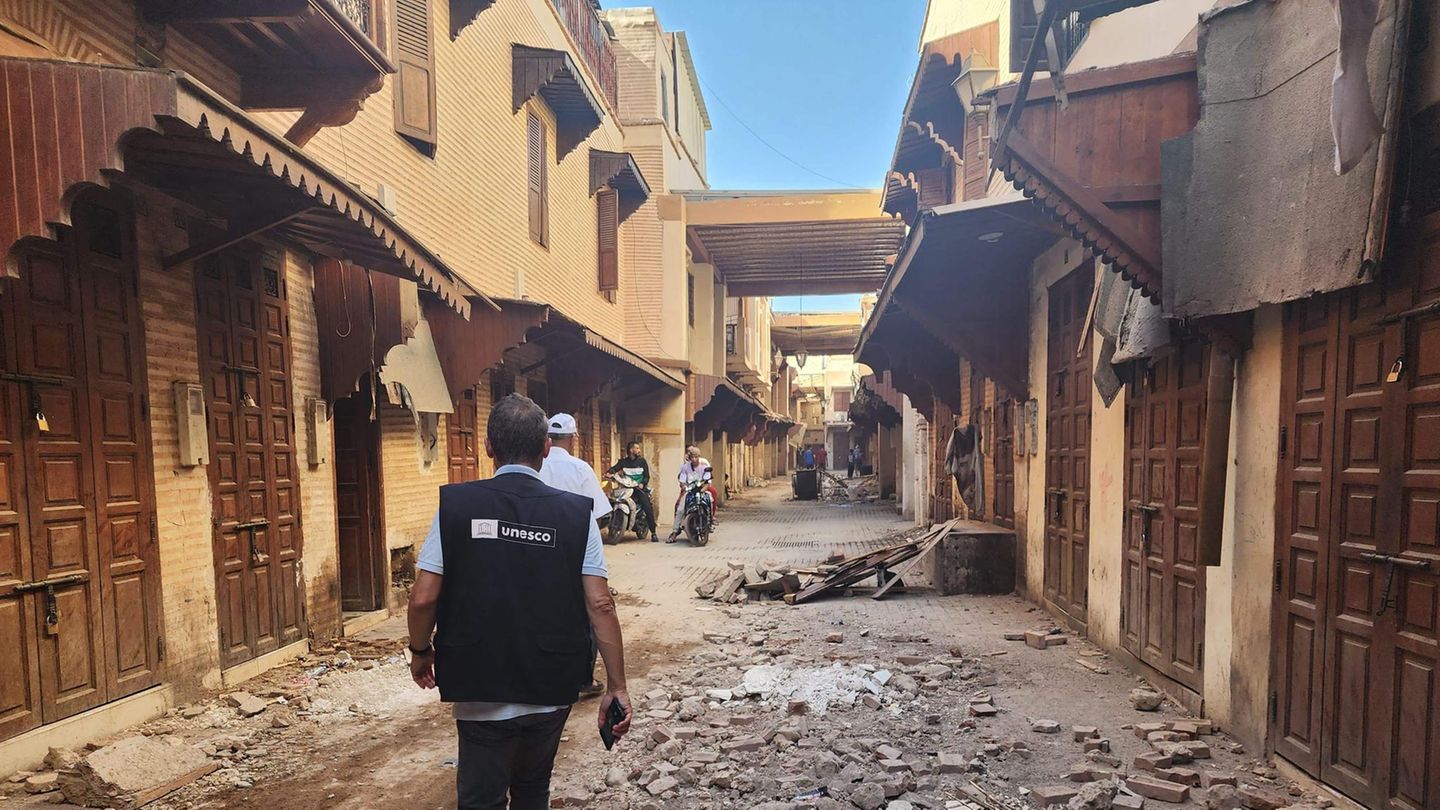Ein Mann läuft durch Marrakesch