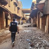 Ein Mann läuft durch Marrakesch