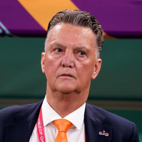 Louis van Gaal steht während eines Spiels der niederländischen Nationalmannschaft bei der WM 2022 am Spielfeldrand