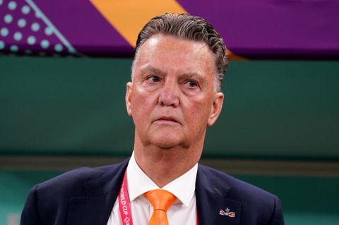 Louis van Gaal steht während eines Spiels der niederländischen Nationalmannschaft bei der WM 2022 am Spielfeldrand