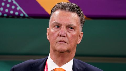Louis van Gaal steht während eines Spiels der niederländischen Nationalmannschaft bei der WM 2022 am Spielfeldrand