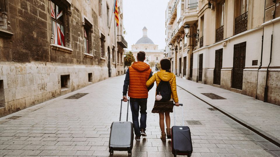 Viele Menschen entscheiden sich für eine Reise in der Nebensaison – auch um Geld zu sparen. 