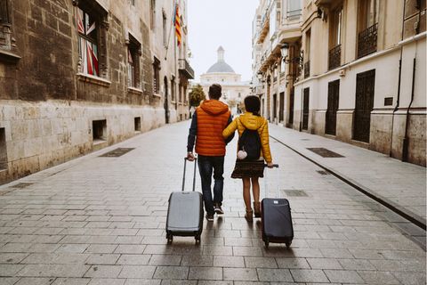 Viele Menschen entscheiden sich für eine Reise in der Nebensaison – auch um Geld zu sparen. 