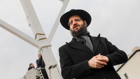 Rabbi Yehuda Teichtal hat eine große Menora vor dem Brandenburger Tor aufstellen lassen
