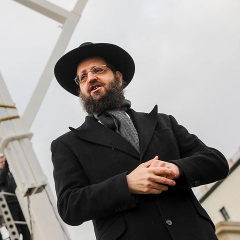 Rabbi Yehuda Teichtal hat eine große Menora vor dem Brandenburger Tor aufstellen lassen