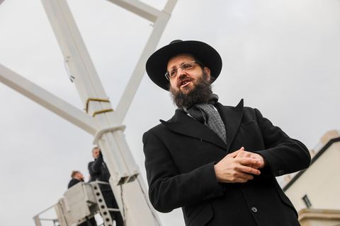 Rabbi Yehuda Teichtal hat eine große Menora vor dem Brandenburger Tor aufstellen lassen