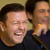 der britische Komiker Ricky Gervais lacht herzlich