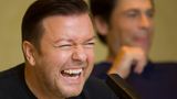 der britische Komiker Ricky Gervais lacht herzlich