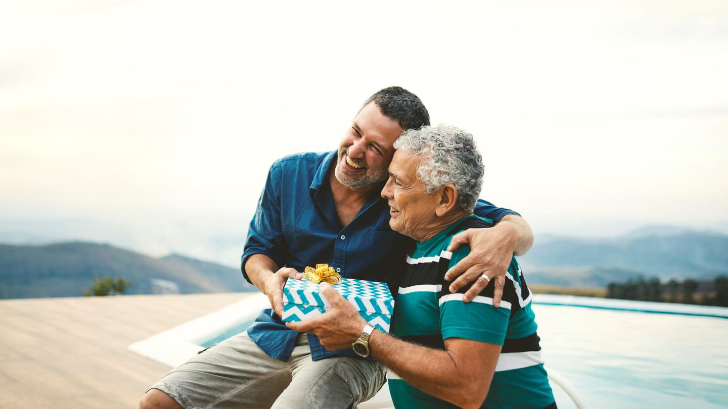 Ein Sohn überreicht seinem Vater ein Geschenk
