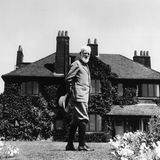 George Bernhard Shaw vor seinem Haus in Irland