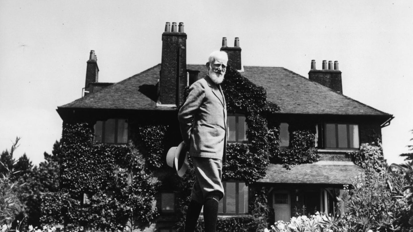 George Bernhard Shaw vor seinem Haus in Irland