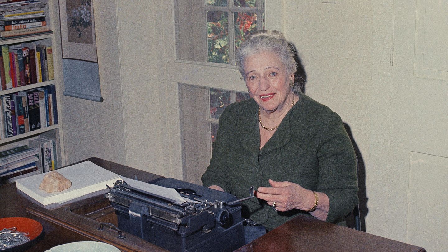 Pearl S. Buck vor ihrer Schreibmaschine