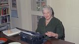 Pearl S. Buck vor ihrer Schreibmaschine