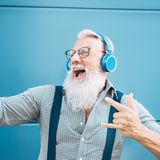 Ein Mann mit weißem Bart, der auf Hippster macht