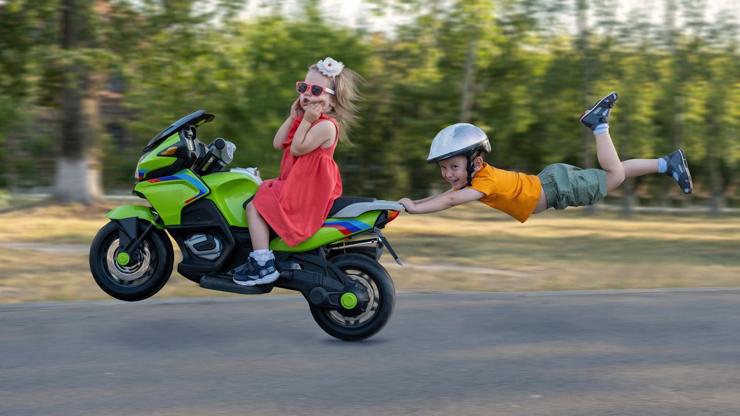 Zwei Kinder spielen Zwei Kinder spielen