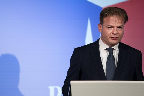 Pieter Omtzigt, ein Mann am Rednerpult, will die Niederlande mit seiner Partei grundlegend verändern
