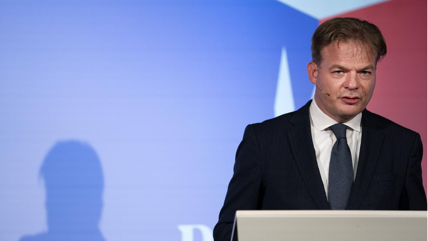 Pieter Omtzigt Niederlande Pieter Omtzigt, ein Mann am Rednerpult, will die Niederlande mit seiner Partei grundlegend verändern