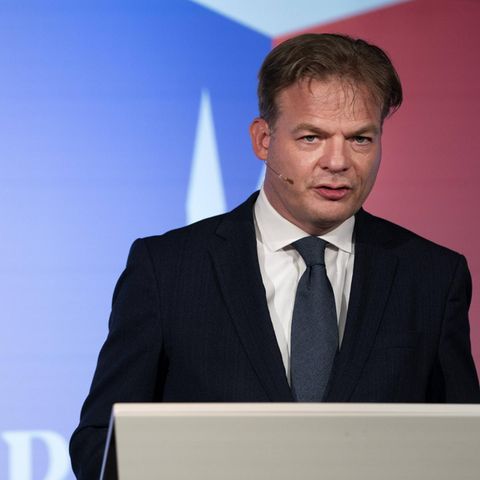 Pieter Omtzigt, ein Mann am Rednerpult, will die Niederlande mit seiner Partei grundlegend verändern