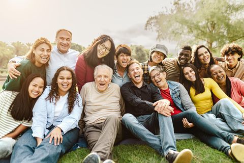 Eine glückliche Gruppe von Menschen allen Alters und Hautfarben