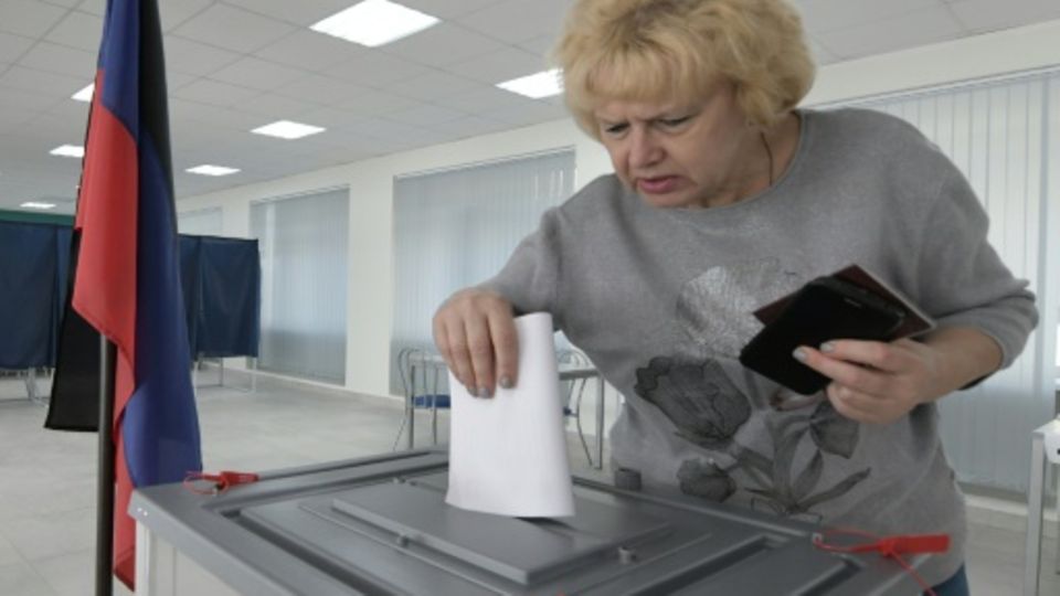 Russisches Wahllokal in der ukrainischen Donezkregion