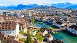 Die Schweiz ist mit Abstand das beliebteste Ziel für deutsche Auswanderer. Laut dem Statistischen Bundesamt hatten im Jahr 2022 rund 311.000 deutsche Staatsbürger ihren Wohnsitz in der Alpenrepublik. Um in das Nachbarland auszuwandern, benötigt man ab einer Aufenthaltsdauer von 90 Tagen eine Aufenthaltsgenehmigung, die man bei dem zuständigen Migrationsamt beantragen muss. Für EU-Bürger ist das unproblematisch, solange man nachweisen kann, dass man das nötige Kleingeld für ein Leben in der Schweiz hat. 