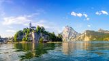 Eine malerische Landschaft, kulturreiche Städte und eine hohe Lebensqualität – es spricht vieles für ein Leben in Österreich. Das sehen offenbar auch wir Deutschen so. Im vergangenen Jahr hatten rund 217.000 deutsche Staatsbürger ihren Wohnsitz dort. Vor allem die großen Städte wie Wien und Salzburg ziehen viele Deutsche, aber auch Menschen aus anderen Ländern Europas, in unser Nachbarland. 