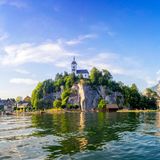 Eine malerische Landschaft, kulturreiche Städte und eine hohe Lebensqualität – es spricht vieles für ein Leben in Österreich. Das sehen offenbar auch wir Deutschen so. Im vergangenen Jahr hatten rund 217.000 deutsche Staatsbürger ihren Wohnsitz dort. Vor allem die großen Städte wie Wien und Salzburg ziehen viele Deutsche, aber auch Menschen aus anderen Ländern Europas, in unser Nachbarland. 