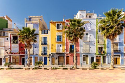 Sonne satt statt tristes Regenwetter – davon träumen viele Menschen. Rund 143.000 Deutsche haben diesen Traum im Jahr 2022 in Angriff genommen und ihren Wohnsitz nach Spanien verlegt. Ein Schritt, der gar nicht so kompliziert ist. Um in dem charmanten Land im Süden Europas Fuß zu fassen, braucht man abgesehen von finanziellen Mitteln und Wohnraum lediglich einen gültigen Reisepass und muss sich nach drei Monaten Aufenthalt bei der Abteilung für Ausländer bei der Nationalpolizei eine Identifikationsnummer für Ausländer beantragen. 