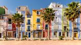 Sonne satt statt tristes Regenwetter – davon träumen viele Menschen. Rund 143.000 Deutsche haben diesen Traum im Jahr 2022 in Angriff genommen und ihren Wohnsitz nach Spanien verlegt. Ein Schritt, der gar nicht so kompliziert ist. Um in dem charmanten Land im Süden Europas Fuß zu fassen, braucht man abgesehen von finanziellen Mitteln und Wohnraum lediglich einen gültigen Reisepass und muss sich nach drei Monaten Aufenthalt bei der Abteilung für Ausländer bei der Nationalpolizei eine Identifikationsnummer für Ausländer beantragen. 