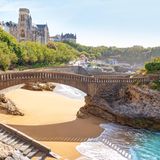 Frankreich macht es deutschen Auswanderern ziemlich leicht: sie können überall im Land leben und arbeiten, ohne dafür eine spezielle Aufenthaltsgenehmigung beantragen zu müssen. Kein Wunder, dass sich im vergangenen Jahr rund 87.000 Deutsche für ein Leben in dem Land der Normandie und der Stadt der Liebe entschieden haben. 