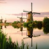 Das pulsierende Amsterdam mit seinen engen Gässchen, das beschauliche Scheveningen mit den weitläufigen Dünen oder die vielen kleinen Orte am Land, die von Tulpenfeldern und Windmühlen umgeben sind – die Niederlande sind vielfältig, wenn man genauer hinsieht. Deshalb gehört das Nachbarland im Norden auch zu den beliebtesten Ländern für deutsche Auswanderer. Im Jahr 2022 hatten rund 83.000 Menschen mit deutscher Staatsbürgerschaft ihren Wohnsitz dort. Dafür brauchen sie ab drei Monaten nur eine Aufenthaltsgenehmigung und eine Bürgeridentifikationsnummer. 