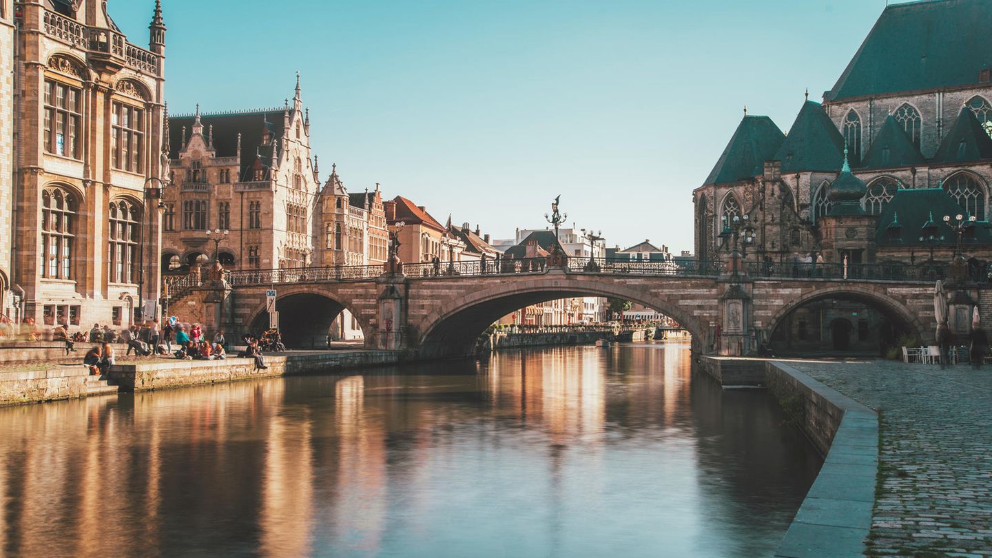 Platz 6: Belgien Auswandern wird oft vor allem mit dem Auszug in den Süden in Verbindung gebracht. Belgien steht da nicht unbedingt ganz oben auf der Prioritätenliste – könnte man denken. Aber unser unscheinbares Nachbarland scheint ebenfalls ein attraktives Lebensumfeld für viele deutsche Staatsbürger zu bieten. Im vergangenen Jahr hatten immerhin 40.000 Deutsche dort ihren Wohnsitz gemeldet.