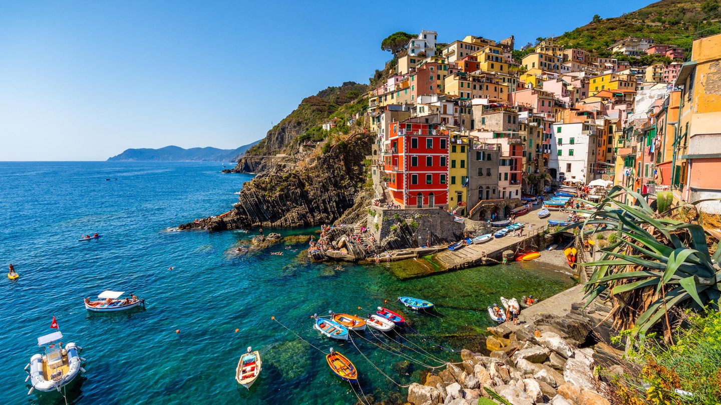 Platz 7: Italien La Dolce Vita in Bella Italia – und zwar das ganze Jahr? Klingt nach einem Traum, den viele träumen. Rund 33.000 Menschen aus Deutschland haben ihn in 2022 zur Realität erklärt und  ihren Wohnsitz in das südliche Land der Lebensfreude verlegt. Und sind wir mal ehrlich: Neben dem südländischen Klima gibt es etliche Gründe, die für ein Leben in Italien sprechen: die Kultur, die Menschen, die Kulinarik...