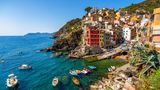 La Dolce Vita in Bella Italia – und zwar das ganze Jahr? Klingt nach einem Traum, den viele träumen. Rund 33.000 Menschen aus Deutschland haben ihn in 2022 zur Realität erklärt und  ihren Wohnsitz in das südliche Land der Lebensfreude verlegt. Und sind wir mal ehrlich: Neben dem südländischen Klima gibt es etliche Gründe, die für ein Leben in Italien sprechen: die Kultur, die Menschen, die Kulinarik... 