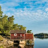 Skandinavien landet jedes Jahr an der Spitze des World Happiness Reports. Kein Wunder, dass auch Schweden besonders attraktiv für deutsche Auswanderer ist. Neben guten Verdienstmöglichkeiten und einem hohen Lebensstandard lockt vor allem die weitläufige Natur des Landes viele Menschen an – für einen Urlaub oder ein ganzes Leben. Im jähr 2022 haben laut dem Statistischen Bundesamt rund 29.000 deutsche Staatsbürger in dem skandinavischen Land gelebt. 