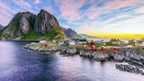 Norwegen gehört unweigerlich zu den beliebtesten Reisezielen in Europas Norden – und aufgrund der guten Lebensbedingungen und der malerischen Natur auch zu den Ländern, in die es viele deutsche Auswanderer zieht. In einem Punkt steht Norwegen seinen Nachbarländern allerdings nach: Es gehört nicht zur EU. Dadurch ist eine Auswanderung in das skandinavische Land ein bisschen komplizierter, aber keineswegs unmöglich. Wer länger als drei Monate bleiben möchte, muss ein geregeltes Einkommen und seine Herkunft nachweisen und eine Aufenthaltsgenehmigung beantragen, was für EU-Bürger in der Regel kein Problem ist. 
