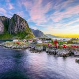 Norwegen gehört unweigerlich zu den beliebtesten Reisezielen in Europas Norden – und aufgrund der guten Lebensbedingungen und der malerischen Natur auch zu den Ländern, in die es viele deutsche Auswanderer zieht. In einem Punkt steht Norwegen seinen Nachbarländern allerdings nach: Es gehört nicht zur EU. Dadurch ist eine Auswanderung in das skandinavische Land ein bisschen komplizierter, aber keineswegs unmöglich. Wer länger als drei Monate bleiben möchte, muss ein geregeltes Einkommen und seine Herkunft nachweisen und eine Aufenthaltsgenehmigung beantragen, was für EU-Bürger in der Regel kein Problem ist. 