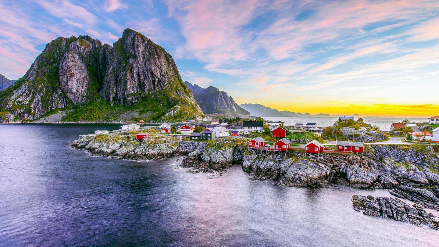 Platz 10: Norwegen Norwegen gehört unweigerlich zu den beliebtesten Reisezielen in Europas Norden – und aufgrund der guten Lebensbedingungen und der malerischen Natur auch zu den Ländern, in die es viele deutsche Auswanderer zieht. In einem Punkt steht Norwegen seinen Nachbarländern allerdings nach: Es gehört nicht zur EU. Dadurch ist eine Auswanderung in das skandinavische Land ein bisschen komplizierter, aber keineswegs unmöglich. Wer länger als drei Monate bleiben möchte, muss ein geregeltes Einkommen und seine Herkunft nachweisen und eine Aufenthaltsgenehmigung beantragen, was für EU-Bürger in der Regel kein Problem ist.