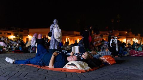 Menschen schlafen nach dem Erdbeben auf einem Platz in Marrakesch