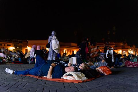 Menschen schlafen nach dem Erdbeben auf einem Platz in Marrakesch