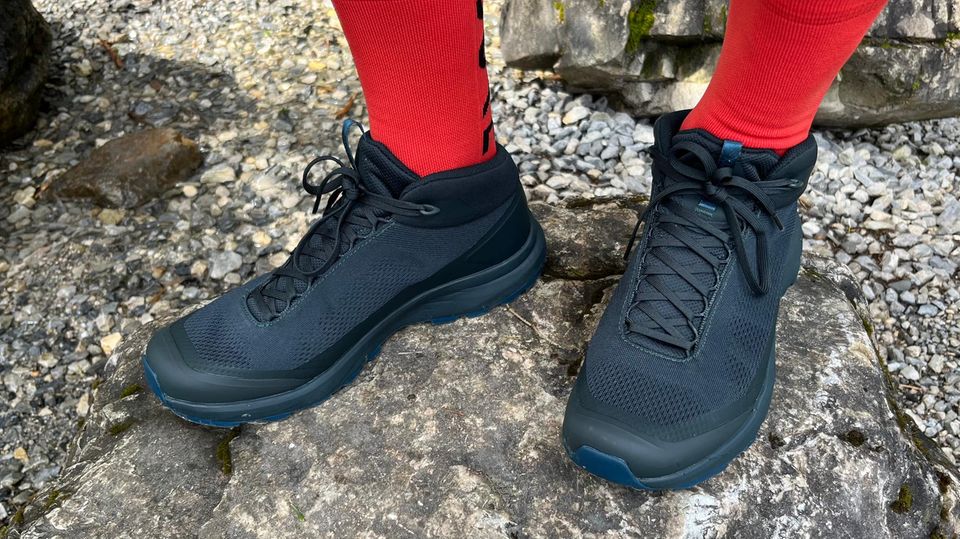 Leichtwanderschuhe: Arc'teryx Aerios Aura Mid in Action auf einem Felsen