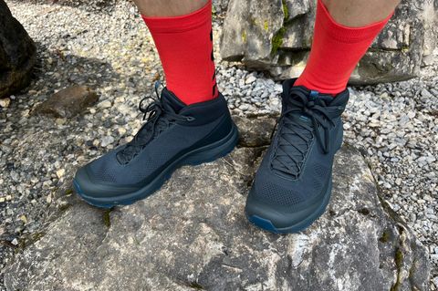 Leichtwanderschuhe: Arc'teryx Aerios Aura Mid in Action auf einem Felsen