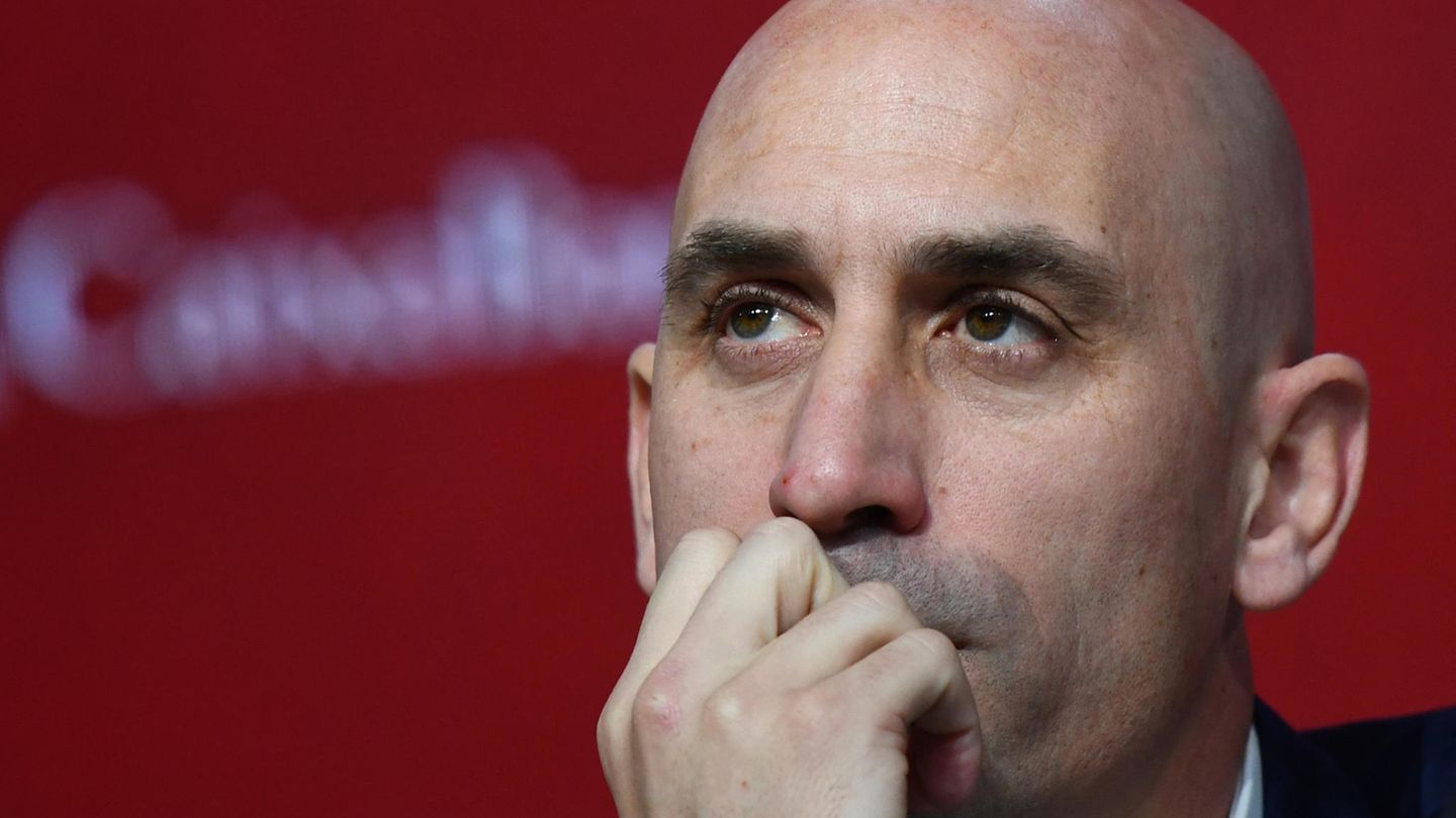 Rubiales admits mistakes in kissing scandal
