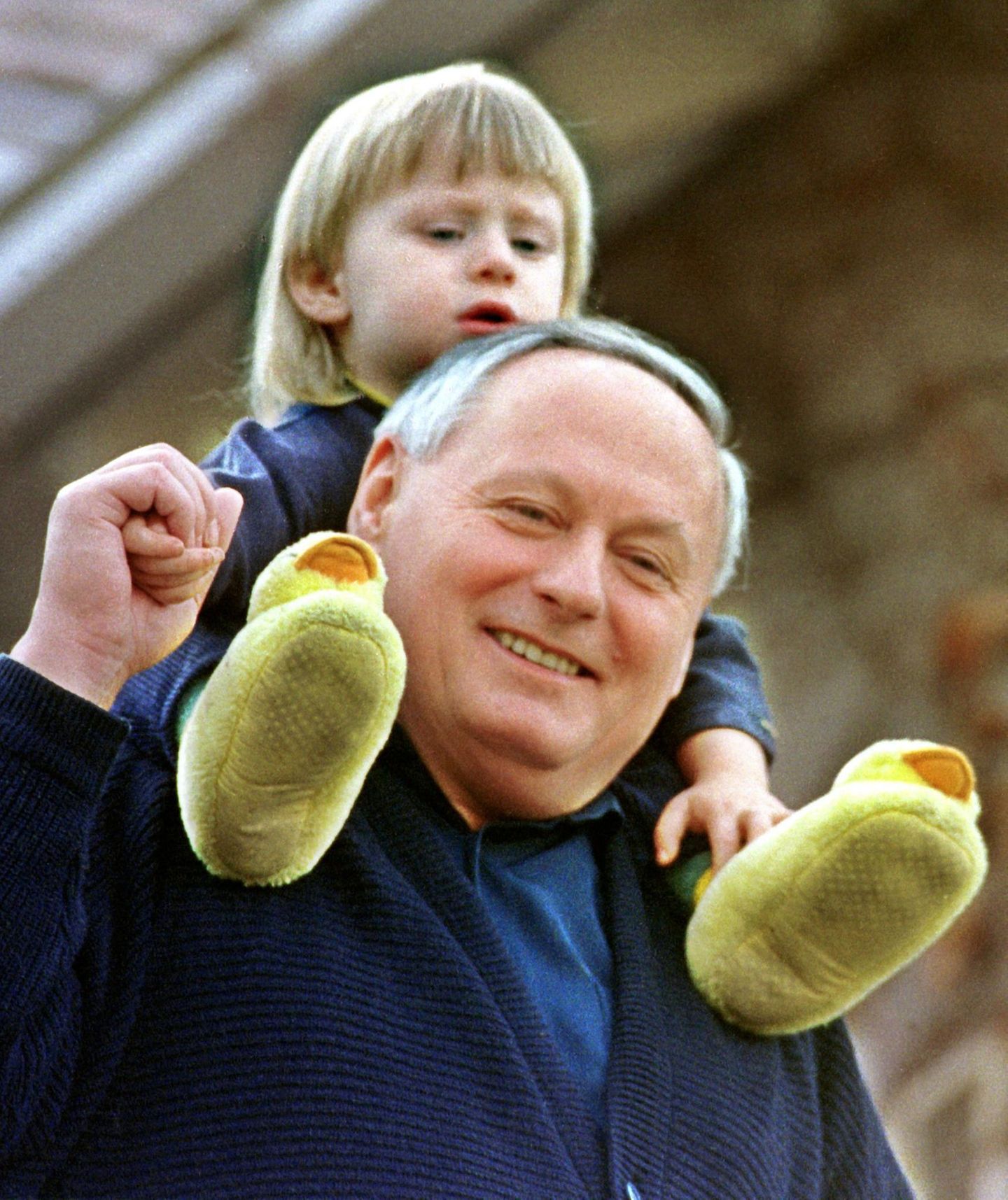 Lafontaine mit seinem kleinen Sohn Carl-Maurice auf der Schulter Lafontaine mit seinem kleinen Sohn Carl-Maurice auf der Schulter