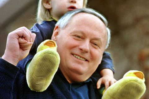 Lafontaine mit seinem kleinen Sohn Carl-Maurice auf der Schulter