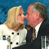 Lafonataine und Ehefrau Christa Müller stecken ihre Köpfe zusammen, ihre Nasen berühren sich