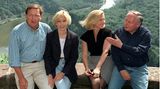 Gerhard Schröder und Oskar Lafontaine mit ihren Frauen Doris und Christa 1997 an der Saarschleife